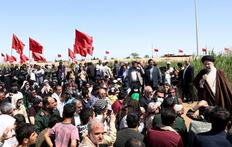 هنرمندان و کارگردانان بیشتر به موضوع دفاع مقدس و شهدای آن بپردازند