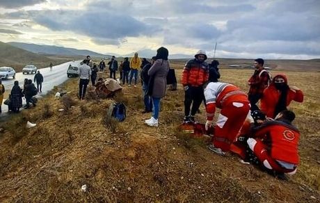 ۸ مصدوم در پی انحراف اتوبوس از جاده در آذربایجان غربی