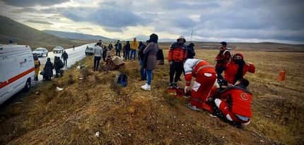 ۸ مصدوم در پی انحراف اتوبوس از جاده در آذربایجان غربی