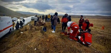 ۸ مصدوم در پی انحراف اتوبوس از جاده در آذربایجان غربی