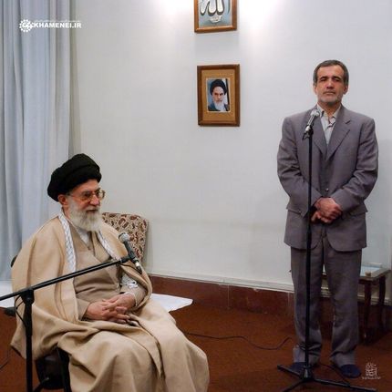 تصویر اهدایی رسانه KHAMENEI.IR به رئیس جمهور منتخب چه بود؟