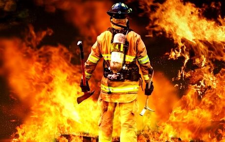 مصدومیت ۲ آتش نشان در مهار آتش سوزی بازار مرکزی کازرون