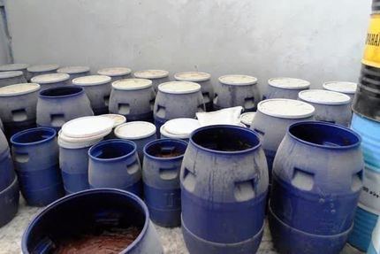 ۳۶ تن رب گوجه فاسد در یک انبار شهر خمین کشف شد