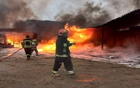 آتش سوزی یک کارخانه تولید موادغذایی در تبریز / آتش نشانی: حریق مهار شد