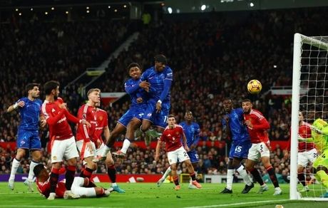 منچستر یونایتد کلا نمی‌برد / چلسی با امتیاز اولدترافورد را ترک کرد