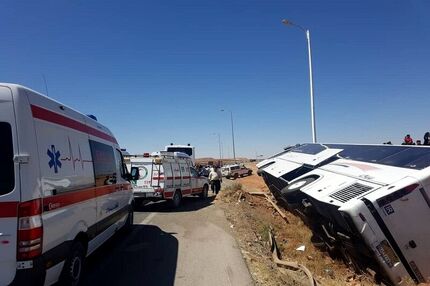 ۱۱ مصدوم در واژگونی یک دستگاه اتوبوس در جاده موته استان اصفهان