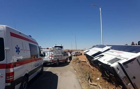۱۱ مصدوم در واژگونی یک دستگاه اتوبوس در جاده موته استان اصفهان
