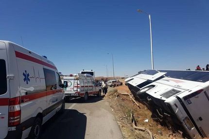 ۱۱ مصدوم در واژگونی یک دستگاه اتوبوس در جاده موته استان اصفهان