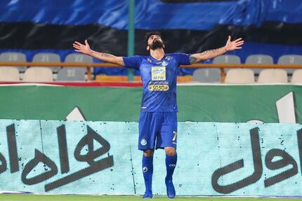 سپاهان، شبانه مدافع استقلال را به خدمت گرفت