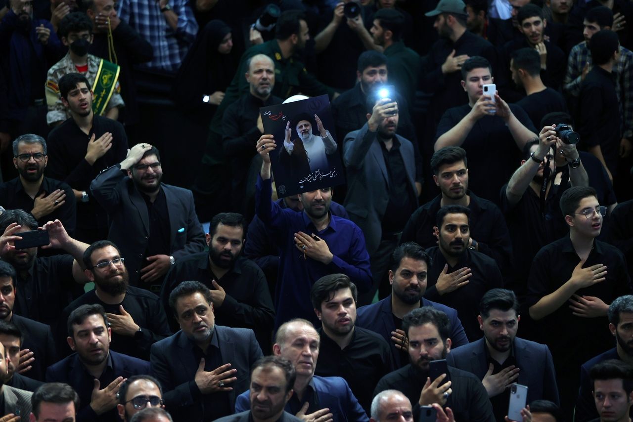 استقبال از پیکر رئیس جمور شهید و همراهان در مهرآباد و وداع در مصلی تهران