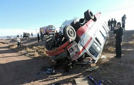 ۱۲ مصدوم در واژگونی مینی‌بوس در محور تکاب - شاهین‌دژ