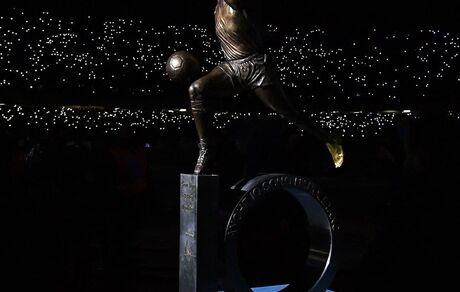 رونمایی باشگاه ناپولی از تندیس مارادونا