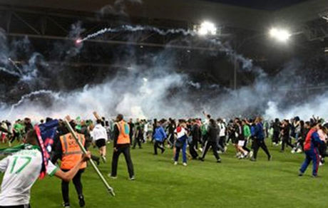 سقوط سنت‌اتین بحران آفرید / حمله تماشاگران به داخل زمین + ویدئو