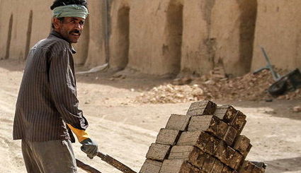 عیدی دولت به کارگران: صدور دستور اکید رئیس‌ جمهوری برای حذف شرکت‌های پیمانکاری تأمین نیروی انسانی