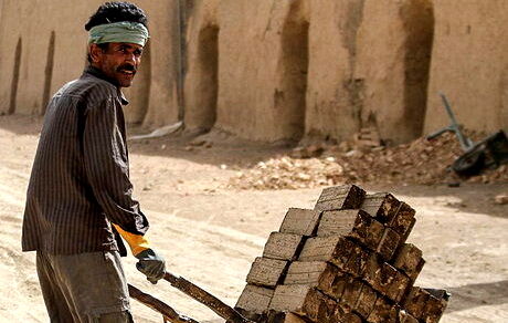 دولت حداقل ۶ ماه حق بیمه کارگران واحدهای صنعتی را گردن بگیرد