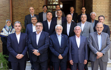 عارف: ایران اهل مذاکره است ولی تسلیم نمی شود