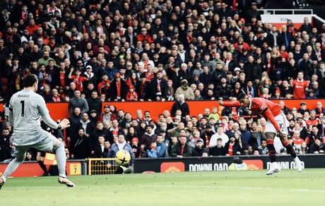 برد منچستریونایتد مقابل لسترسیتی / اختلاف با رقیب همشهری کمتر شد