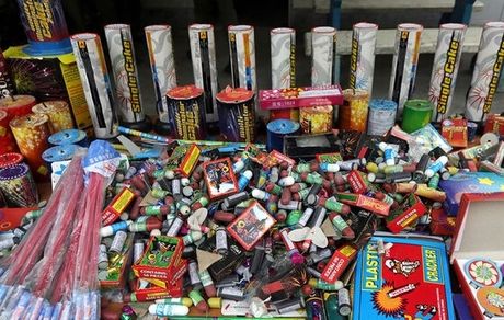 هزاران قلم مواد محترقه در یزد کشف شد