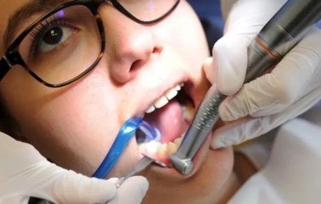 یک پزشک نشانه احتمالی سرطان دهان یا گلو را اعلام کرد