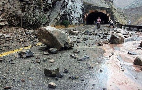 ریزش کوه، جاده هراز را بست