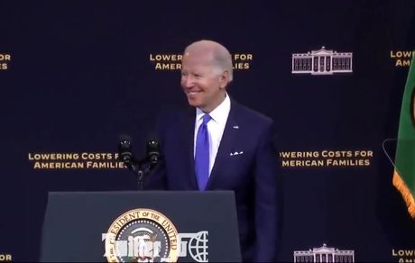 بایدن دوباره گاف داد / دست دادن با افراد خیالی