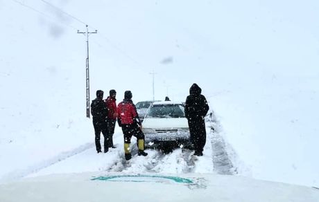 نجات ۸ خودروی گرفتار در برف و کولاک در اشنویه