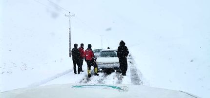 نجات ۸ خودروی گرفتار در برف و کولاک در اشنویه