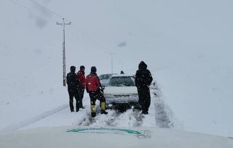 نجات ۸ خودروی گرفتار در برف و کولاک در اشنویه
