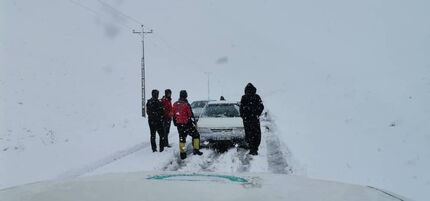 نجات ۸ خودروی گرفتار در برف و کولاک در اشنویه