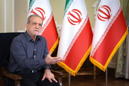 رئیس جمهور: نوکر مردم هستیم / ما از آقای قالیباف خواهش کردیم تا رئیس تیم مذاکرات باشد