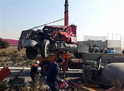 عکس| واژگونی کامیون سیمان در بزرگراه همت