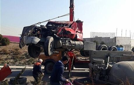 عکس| واژگونی کامیون سیمان در بزرگراه همت