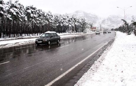 ترافیک پرحجم در ۳ محور مواصلاتی/ بارش برف و باران در جاده‌های ۷ استان