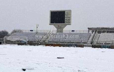 تبریزی‌ها حریف برف نشدند / بازی تراکتور و استقلال لغو و به فردا موکول شد