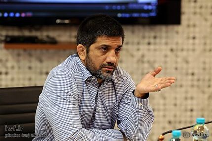 بگومگوی مجری و دبیر در آنتن زنده + ویدئو
