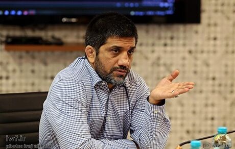 بگومگوی مجری و دبیر در آنتن زنده + ویدئو