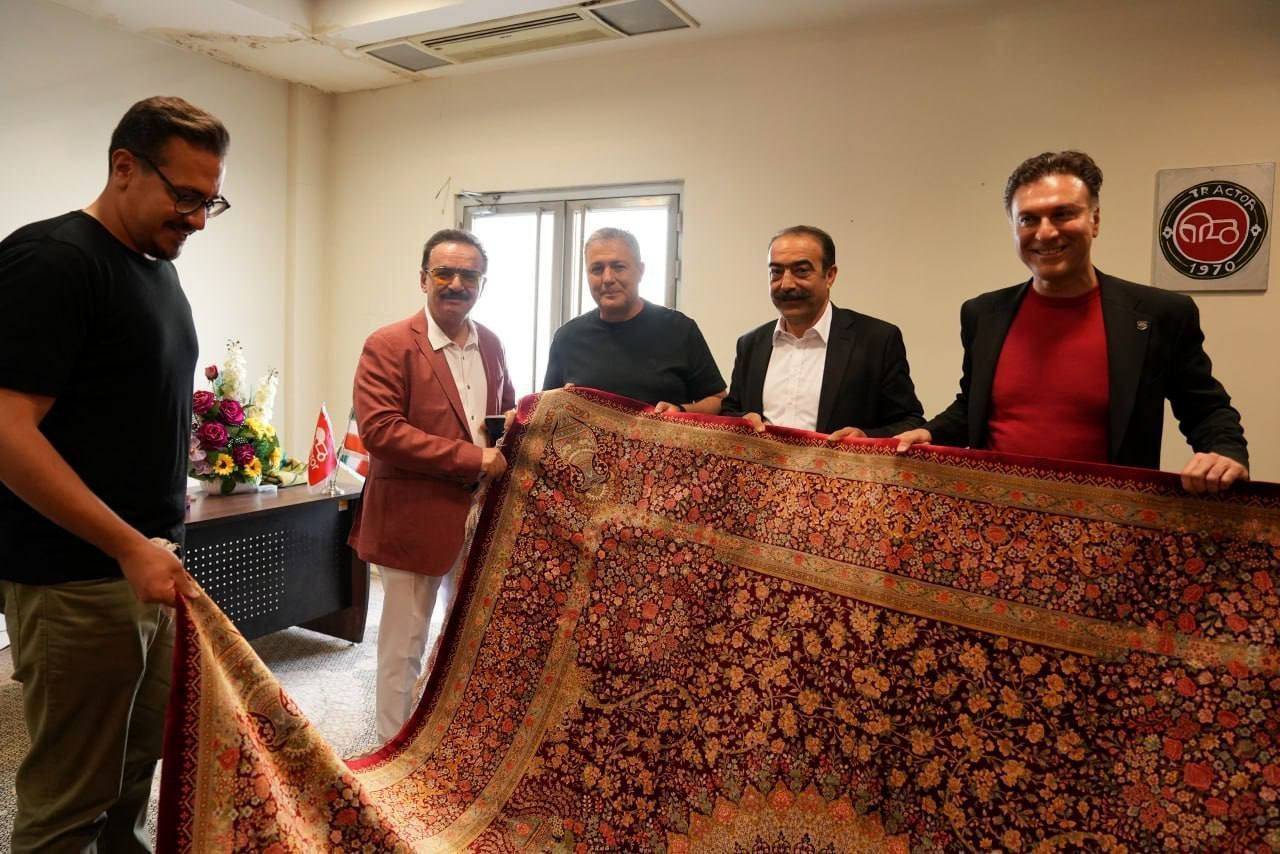 جشن قهرمانی باشکوه ولی نیمه تمام تیم فوتبال تراکتور