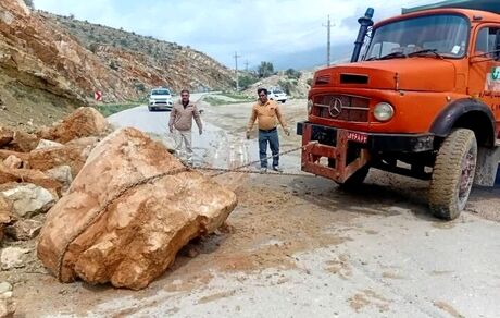 ریزش کوه، جاده خوی رازی را بست