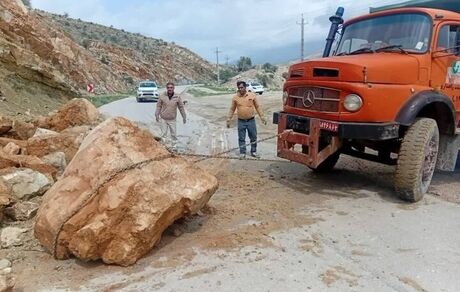 ریزش کوه، جاده خوی رازی را بست