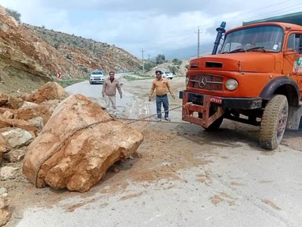 ریزش کوه، جاده خوی رازی را بست