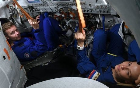 کارگردان و هنرپیشه روس از فضا بازگشتند