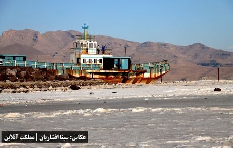 در روزهای غروب دریاچه ارومیه، کشتی آرتمیا به نمک‌زار رسید / عکس