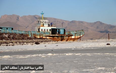 در روزهای غروب دریاچه ارومیه، کشتی آرتمیا به نمک‌زار رسید / عکس