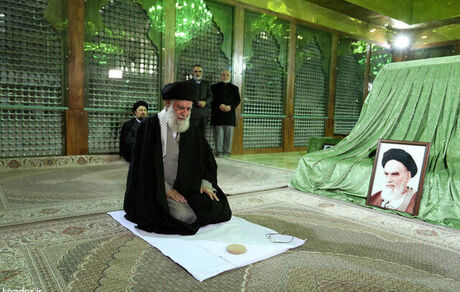 رهبر انقلاب اسلامی در مرقد امام خمینی(ره) وگلزار شهدا حضور یافتند