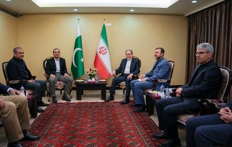 دیدار و رایزنی فرمانده ارتش پاکستان با عراقچی در تهران