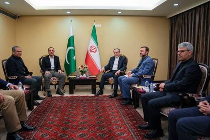 دیدار و رایزنی فرمانده ارتش پاکستان با عراقچی در تهران