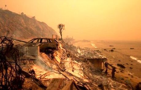 جان باختن حداقل ۷ نفر در آتش سوزی گسترده لس آنجلس آمریکا