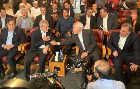 پزشکیان در گردهمایی انتخاباتی: فکر می‌کنند آقابالاسر مردم‌اند / بدون تحمل هم نمی‌توان مملکت را درست کرد