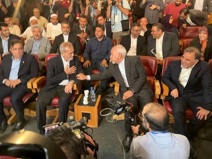 پزشکیان در گردهمایی انتخاباتی: فکر می‌کنند آقابالاسر مردم‌اند / بدون تحمل هم نمی‌توان مملکت را درست کرد