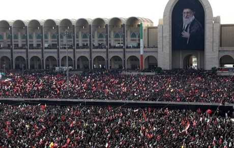 سی ان ان: صدها هزار نفر در گرما در روز دوم مراسم تشییع رهبر شهید ایران شرکت کردند